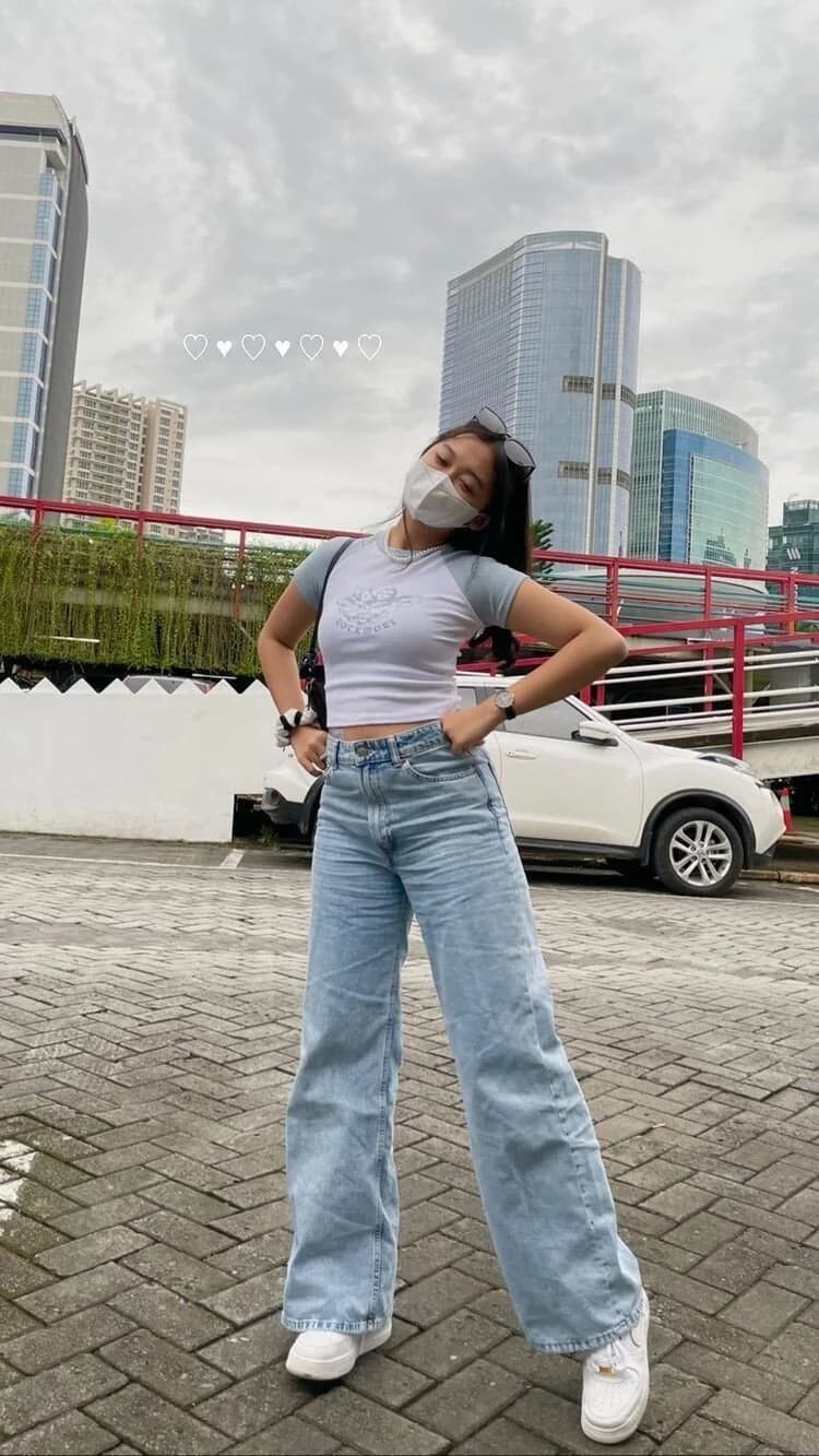 Cropped Tee With High-Waisted Jeans
