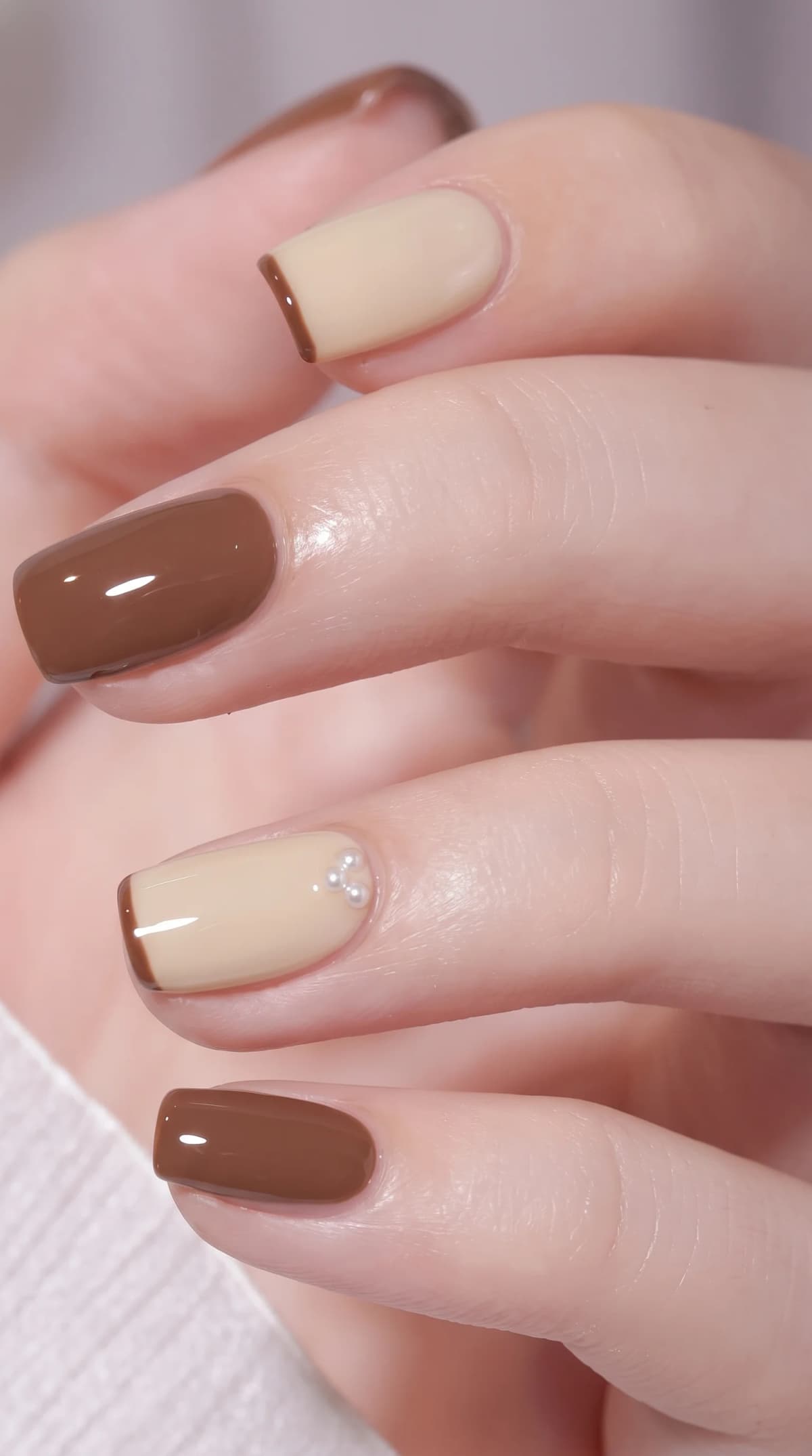 Chocolate Mocha & Cream Pearl Nails Inspo